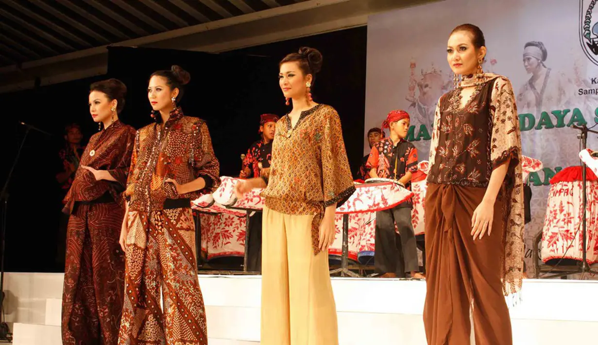 Batik Sampang Madura 1 Malam gala dinner ini adalah sebuah perayaan spesial bagi Daerah Sampang salah satu Kabupaten dari Kepulauan Madura. Berkolaborasi dengan seorang Desainer senior Ramli,