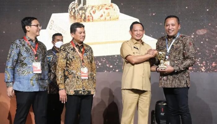 Pemerintah Kabupaten Sampang Berhasil Meraih Penghargaan Universal Health Coverage (Uhc) Award Pertama Di Madura.