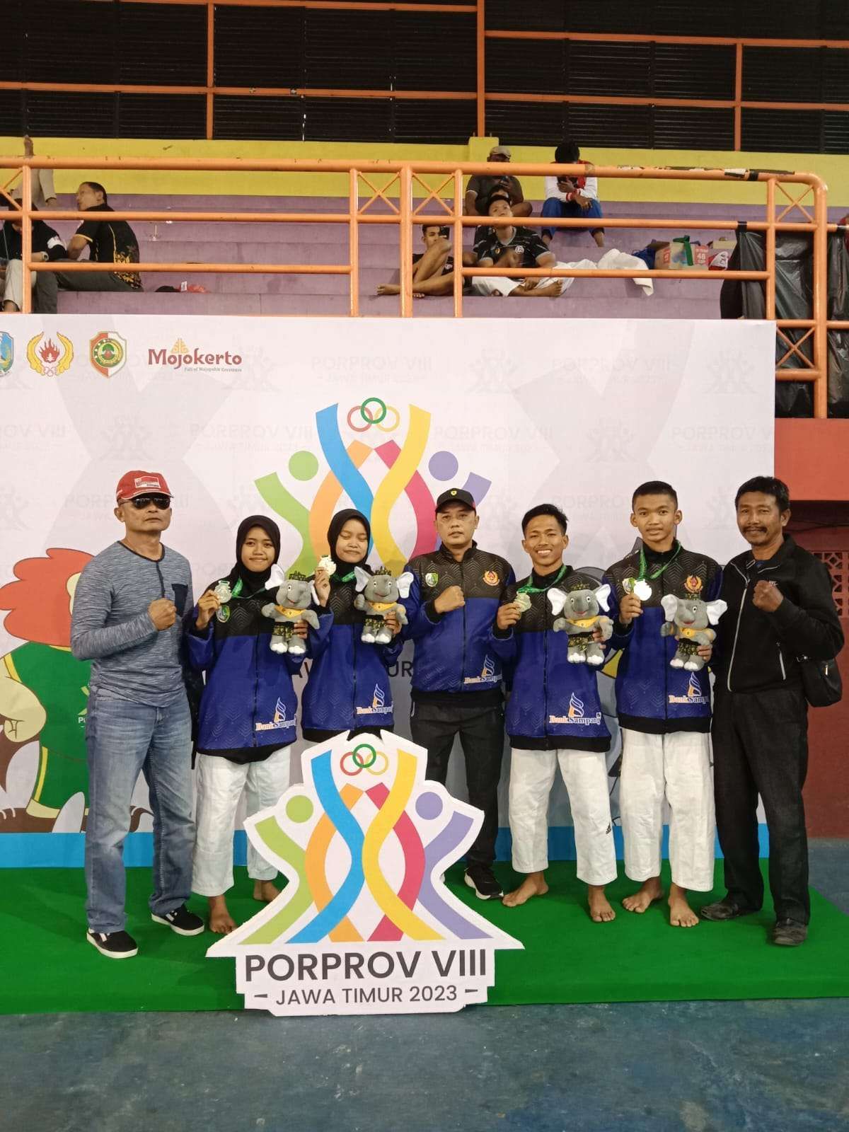 Saat Foto Bersama Atlet Judo Putri Sampang Bersama Ketua Koni Wasik Dan Ketua Pjsi Eko Puji W Saat Terima Medali Emas Di Porprov 2023(Foto Rri