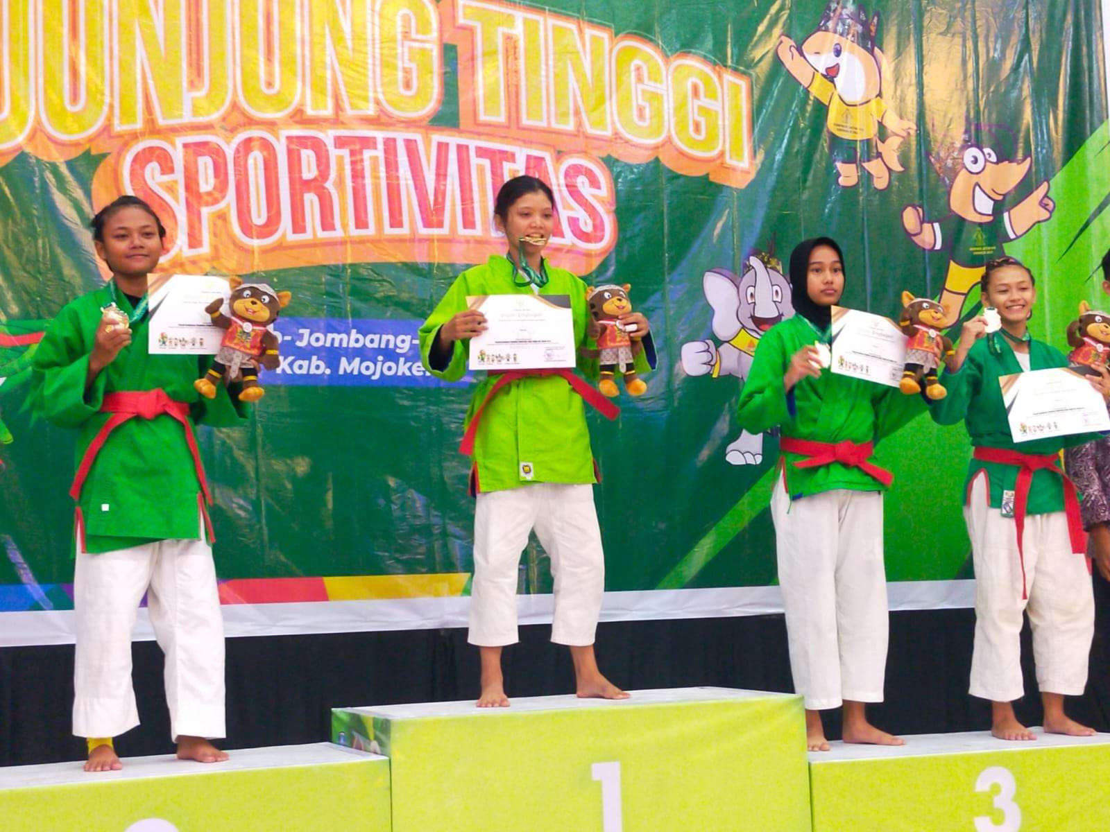Foto Atlet Cabor Kurash Sampang, Sindiatus Soleha Memuncaki Podium Dengan Menyabet Medali Emas Pada Nomor Pertandingan Kelas 44 Kg Putri