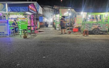 Suasana Penjual Di Sekitar Monumen Trunojoyo Sampang