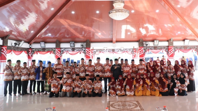 Para Kafilah Kabupaten Sampang Bersama Sekdakab Sampang H. Yuliadi Setiyawan. (Foto : Prokopim Pemkab Sampang)