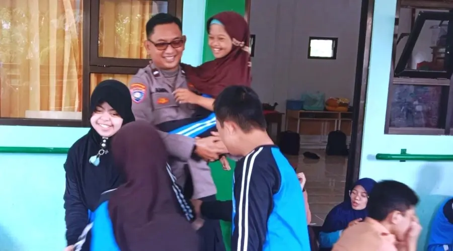 SLBN Sampang dan SLBN Banyuates: Meningkatkan Kualitas Hidup Anak-anak Berkebutuhan Khusus 1 Kanit Bintibsos Sat Binmas Polres Sampang, Aipda Liwail Amri, ketika mengunjungi Sekolah Luar Biasa Negeri (SLBN) di Kabupaten Sampang, Madura, Jawa Timur, Jumat (4/2/2023).
