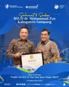 Bupati Sampang H Slamet Junaidi (Kiri) Bersama Dirut Rsud Dr Mohammad Zyn Sampang Agus Akhmadi (Kanan) Usai Menerima Penghargaan Public Service Of The Year Jawa Timur 2023 Di Ballroom Hotel Sheraton Surabaya. Kamis, 7 September 2023 (Foto: Dok. Pemkab Sampang)