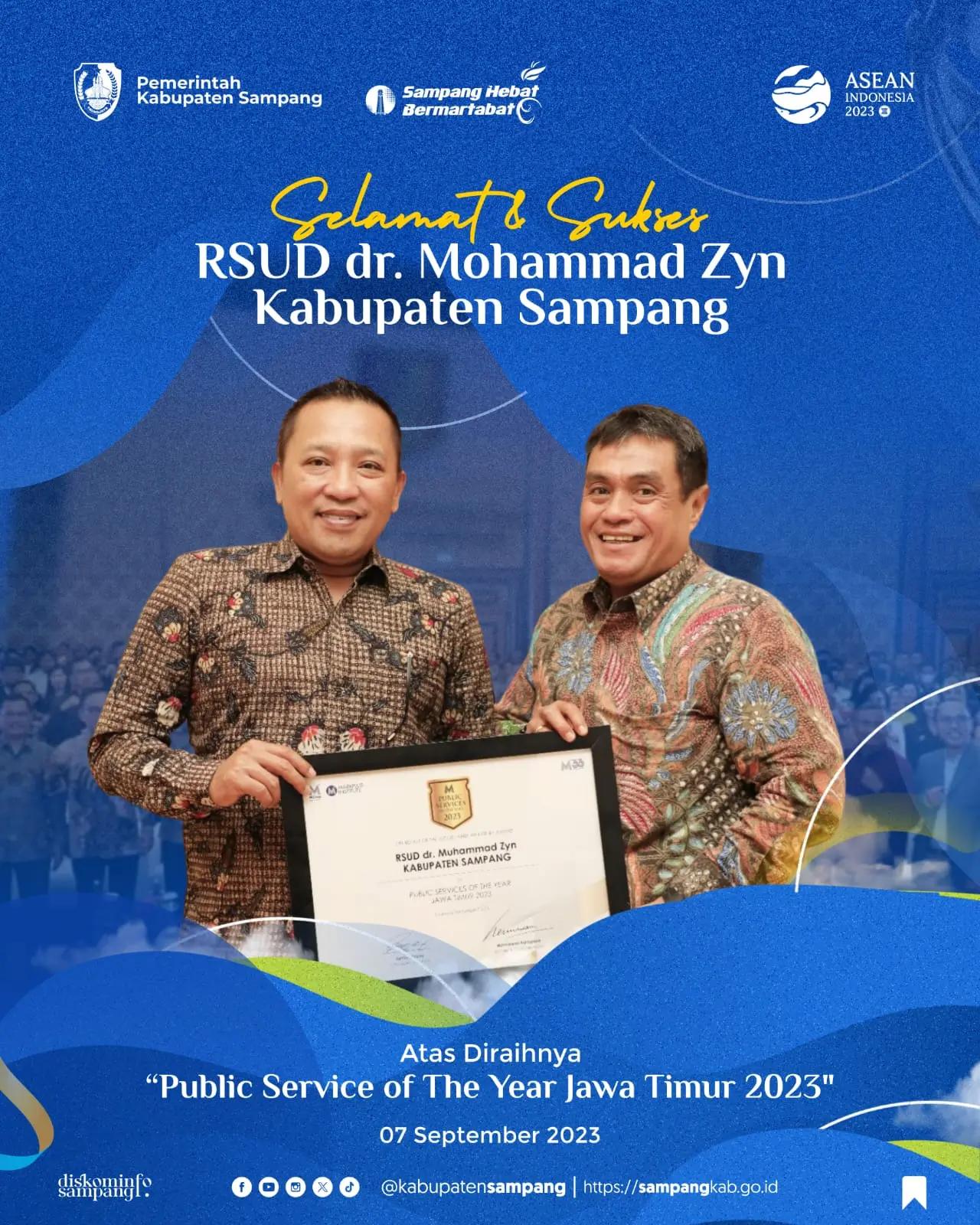 RSUD dr. Mohammad Zyn Sampang Raih Penghargaan Public Service of The Year Jawa Timur 2023 1 Bupati Sampang H Slamet Junaidi (kiri) bersama Dirut RSUD dr Mohammad Zyn Sampang Agus Akhmadi (kanan) Usai Menerima Penghargaan Public Service of The Year Jawa Timur 2023 di Ballroom Hotel Sheraton Surabaya. Kamis, 7 September 2023 (Foto: dok. Pemkab Sampang)