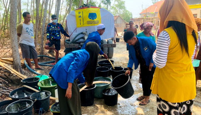 Kader Pmii Komisariat Alghorizm Kabupaten Sampang Berikan Bantuan Air Bersih Di Tengah Krisis