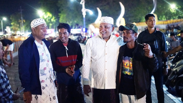 Bupati Sampang H. Slamet Junaidi Saat Menyapa Pengunjung Alun – Alun Trunojoyo. (Foto : Prokopim Pemkab Sampang)