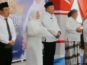 Bupati Sampang Beserta Istri Dan Sekkab Sampang Saat Perayaan Maulid Nabi Di Pendopo Sampang