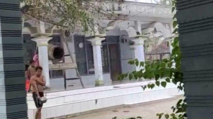 Terpancar Harapan: Hujan Kembali Memercikkan Kabupaten Sampang, Mengakhiri Masa Kekeringan 1 Sejumlah warga dan anak-anak Desa Tragih, kecamatan Robatal, Kabupaten Sampang,