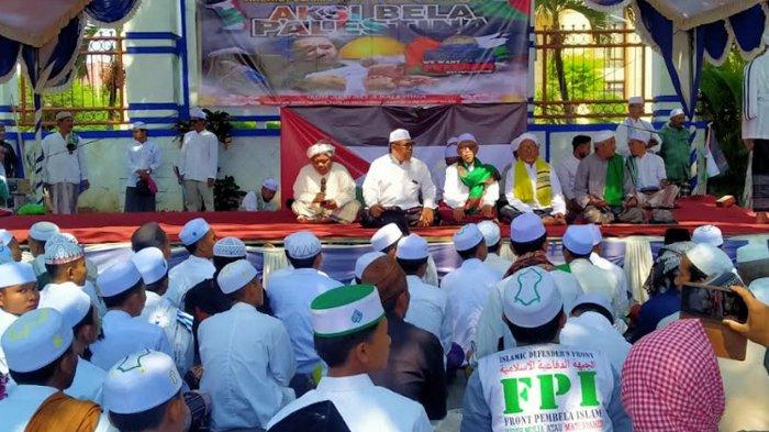 Ratusan Warga Sampang Bersatu dalam Doa untuk Korban Perang di Palestina 1 Habaib, ulama, dan tokoh masyarakat di Kabupaten Sampang, Madura lantunkan doa untuk kemerdekaan Palestina (Foto : tribun