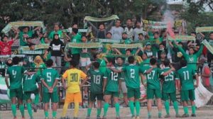 Trunojoyo Mania (Truman) Saat Mendukung Persesa Sampang Berlaga Di Liga 3 Sebelumnya. (Foto : Tribun )