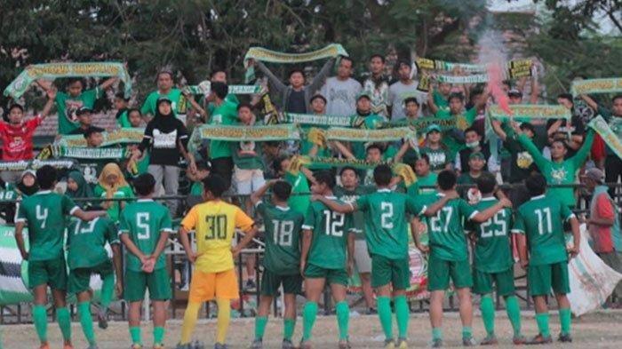 Persesa Sampang Hadapi Kendala Lapangan dalam Persiapan Liga 3 1 Trunojoyo Mania (Truman) saat mendukung Persesa Sampang berlaga di Liga 3 sebelumnya. (foto : tribun )