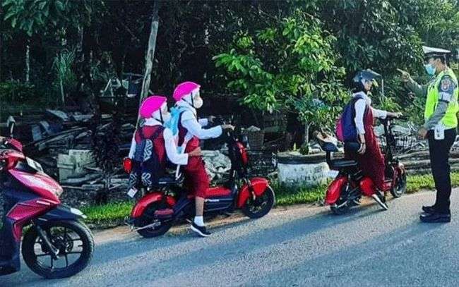 Keselamatan Anak dan Penggunaan Sepeda Listrik di Sampang: Polres Sampang Bertindak 1 Foto saat para anak di bawah umur menggunakan sepeda listrik