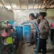 Polres Sampang Salurkan Air Bersih Di Desa Dulang Torjun