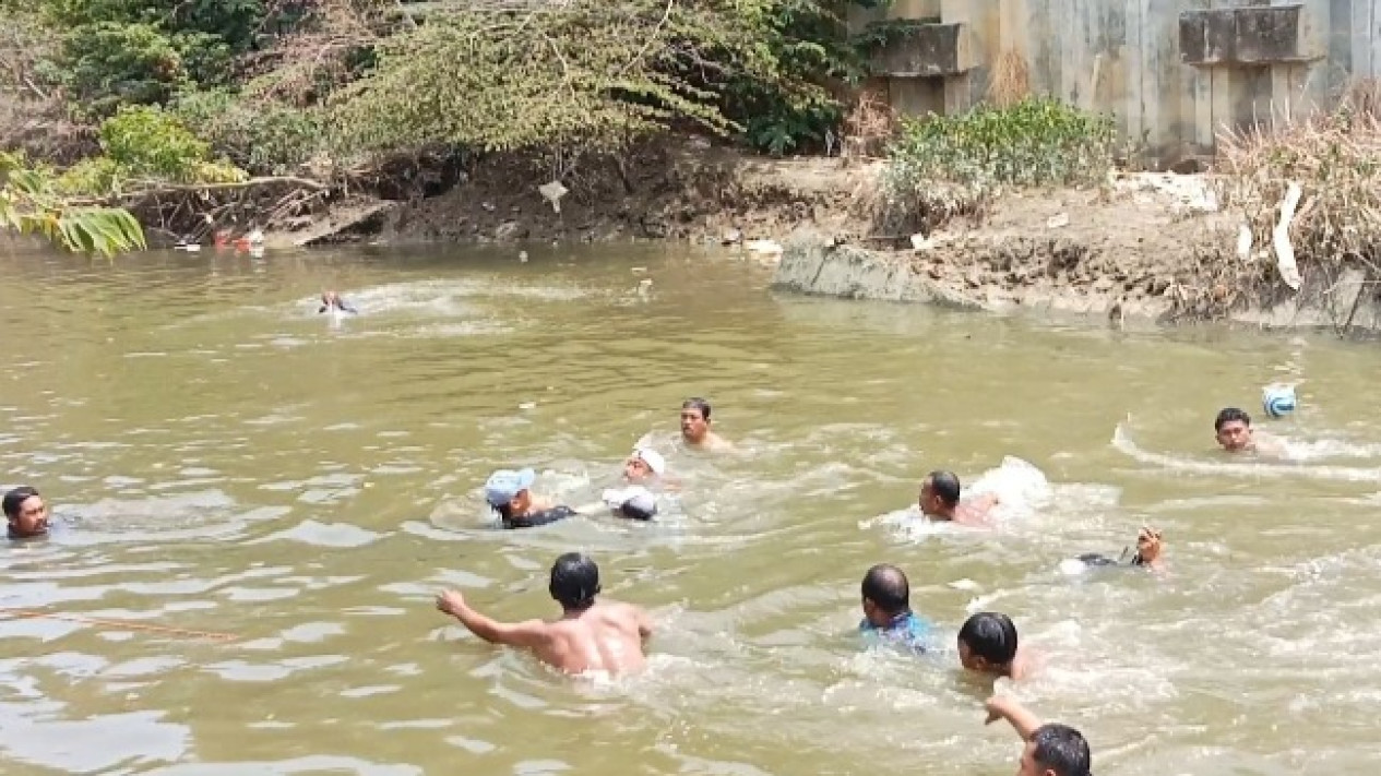 Tragedi Tenggelam di Sungai Kali Kamoning: Siswa SMPN 2 Sampang Meninggal Dunia 1 Upaya pencarian siswa SMP yang tenggelam di Kali Kemuning Sumber : tvonenews