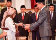 Ami Tabrani (Putri M. Tabrani) Menerima Penganugerahan Dari Presiden Jokowi