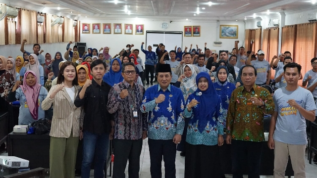 Sekdakab Sampang Beserta Perwakilan Bank Indonesia Foto Bersama Peserta (Foto : Prokopim Pemkab Sampang)