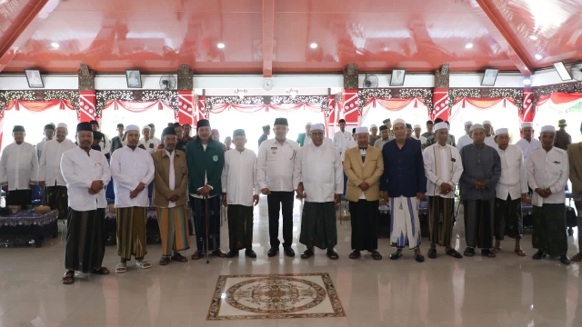 Bupati Sampang Slamet Junaidi Dorong Sertifikat Halal di Kabupaten Sampang 1 Bupati Sampang bersama Pengurus MUI se Madura. (Foto : Prokopim Pemkab)