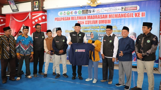 Bupati Sampang Slamet Junaidi Dukung Relawan Madrasah Memanggil dalam Peningkatan Pendidikan 1 Pelepasan Relawan Madrasah Memanggil oleh Bupati Sampang H. Slamet Junaidi. (Foto : Prokopim Pemkab)
