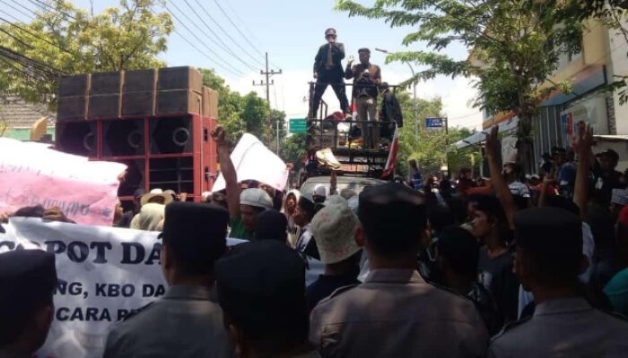 Protes Massa Di Depan Mapolres, Tiga Anggota Polres Dituduh Langgar Sop!