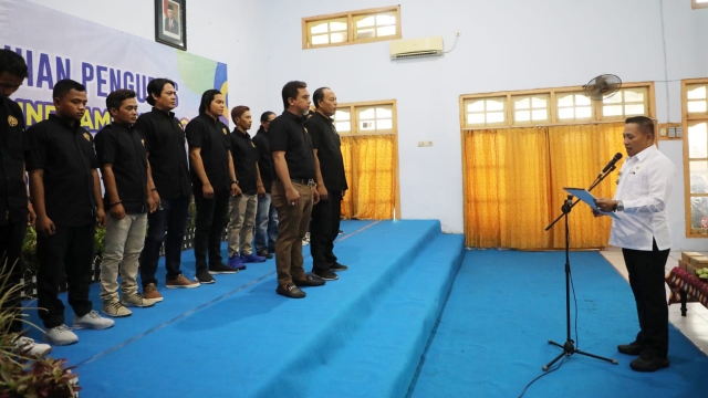 Pengukuhan Pengurus Pewarta Online Sampang (POS) 2023-2026: Membangun Kolaborasi Positif di Kota Bahari 1 Bupati Sampang H. Slamet Junaidi saat mengukuhkan Pewarta Online Sampang