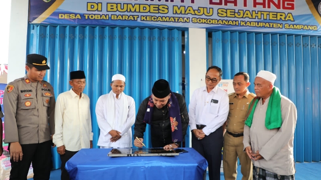 Bupati Sampang Resmikan BUMDes "Maju Sejahtera" di Desa Tobai Barat, Kabupaten Sampang 1 Bupati Sampang H. Slamet Junaidi saat meresmikan BMS Swalayan. (Foto : Prokopim Pemkab)