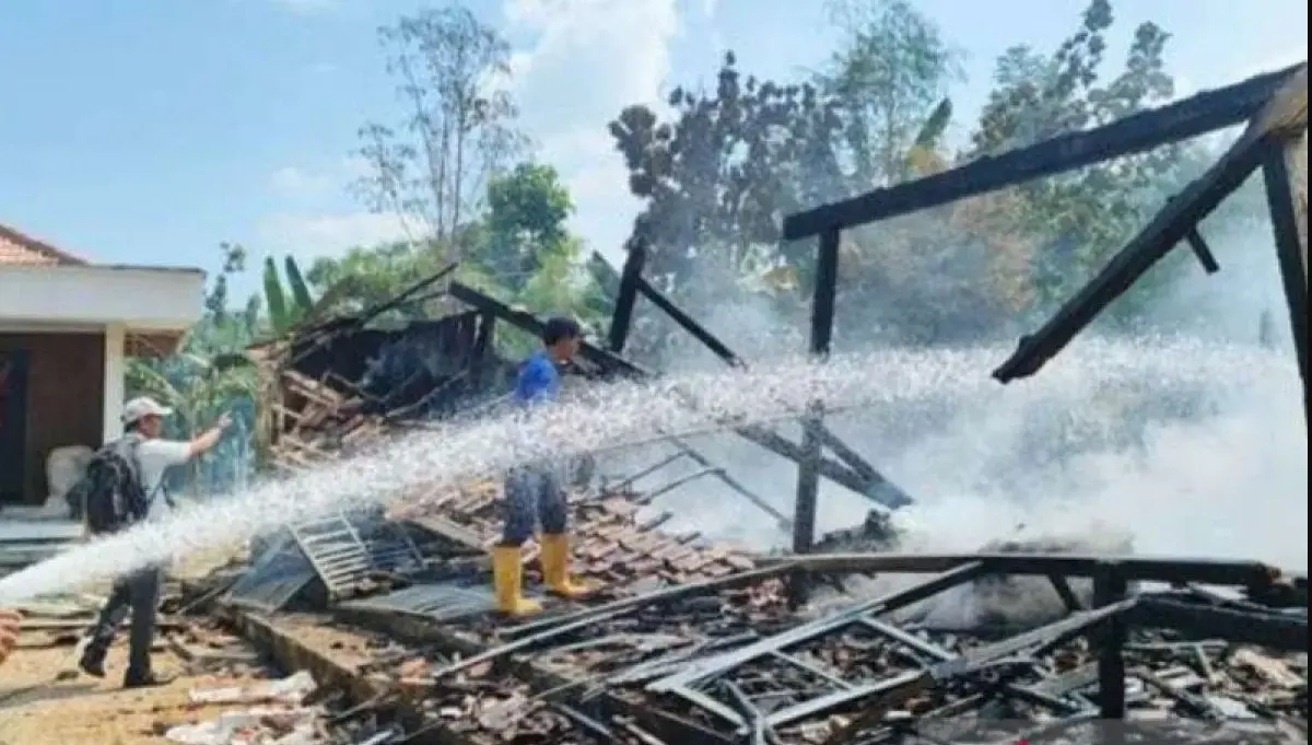 Dokumen Kejadian Kebakaran Di Kabupaten Sampang, Jawa Timur. (Antara/ Ho-Pemkab Sampang)