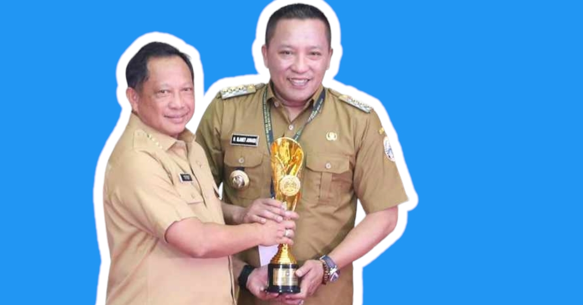 Bupati Sampang Saat Menerima Penghargaan Dari Menteri Dalam Negeri.