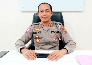 Kasatlantas Polres Sampang Akp Rukimin Saat Ditemui Di Ruang Kerjanya, Senin (6/11). Foto: (Moh. Iqbal Afgani/Jprm)