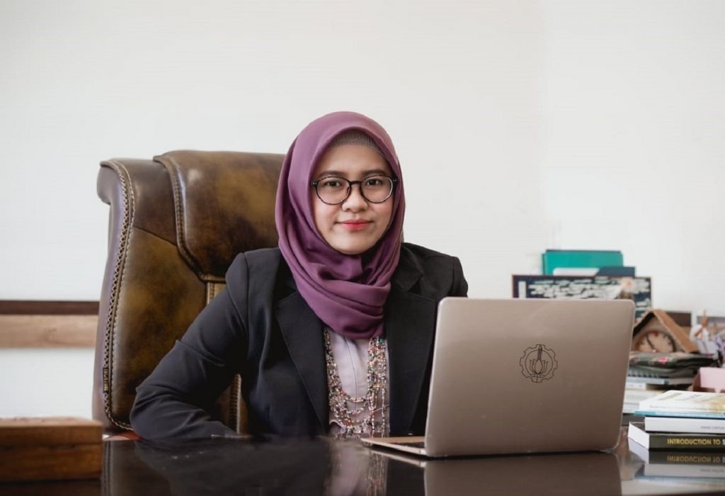 Ilmuwan Perempuan dari Sampang Raih Penghargaan Female Science Talents 2024" 1 Sri Fatmawati SSi MSc PhD, dosen Departemen Kimia ITS yang berhasil menjadi pemenang Female Science Talents 2024 oleh The Falling Walls Foundation, Jerman. Sumber foto : ITS News
