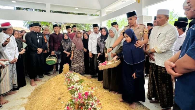 Acara Doa dan Tahlilan Hari Pertama Kepergian Hj Mimin Hariyati: Suasana Duka Menyelimuti Sampang" 1 Pemakaman Hj Mimin Hariyati Slamet Junaidi, isteri mantan Bupati Sampang. Sumber: jatimnow.com https://jatimnow.com/baca-68725-ribuan-pelayat-hadiri-pemakaman-hj-mimin-hariyati-slamet-junaidi-di-sampang