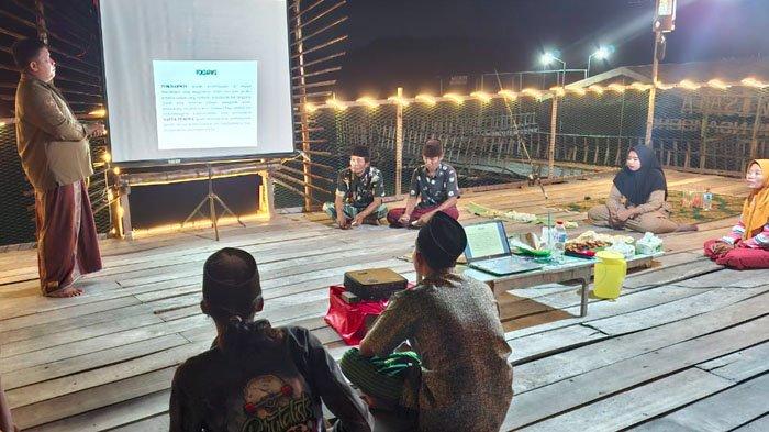 Suasana Desa Wisata Klobur, Kecamatan Sreseh, Kabupaten Sampang, Madura Saat Malam Hari.