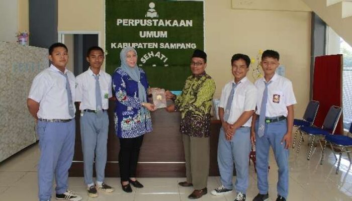 Hibah Buku Dari Sma Darussyahid Tambah Koleksi Perpusda Sampang