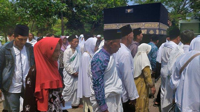 Para Calon Jamaah Haji (Cjh) Kabupaten Sampang, Madura Saat Melaksanakan Manasik Haji Beberapa Waktu Lalu.