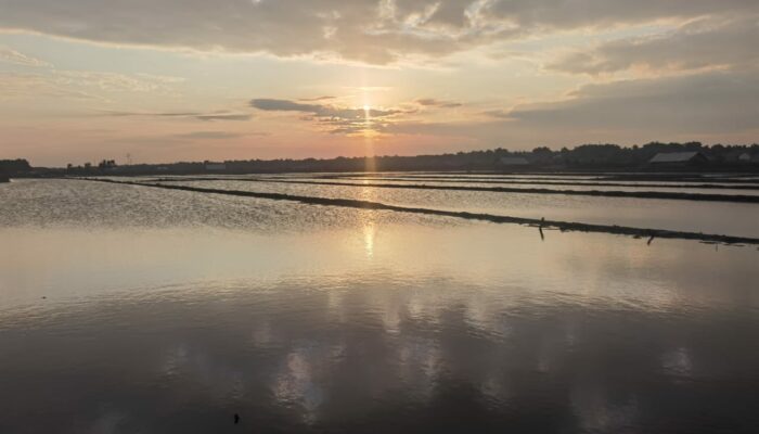 Keindahan Sunset Di Pantai Dhamarwulan: Wisata Favorit Di Sampang