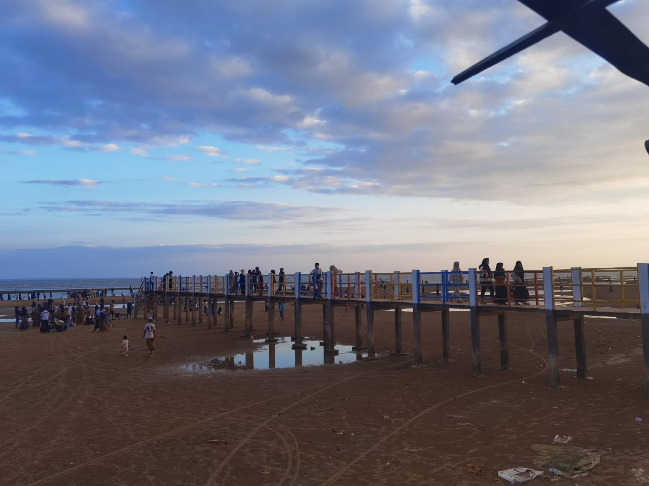 Pantai Dhamarwulan Memiliki Kontur Yang Landai Saat Air Surut, Sementara Saat Pasang, Air Akan Memenuhi Pantai Hingga Ke Tanggul Dan Jembatan Dermaga.