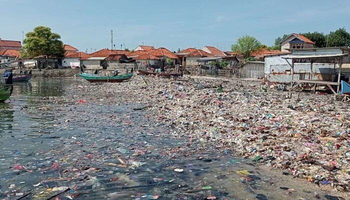 Pemuda Pulau Mandangin Ajak Masyarakat Sampang Peduli Kebersihan Laut