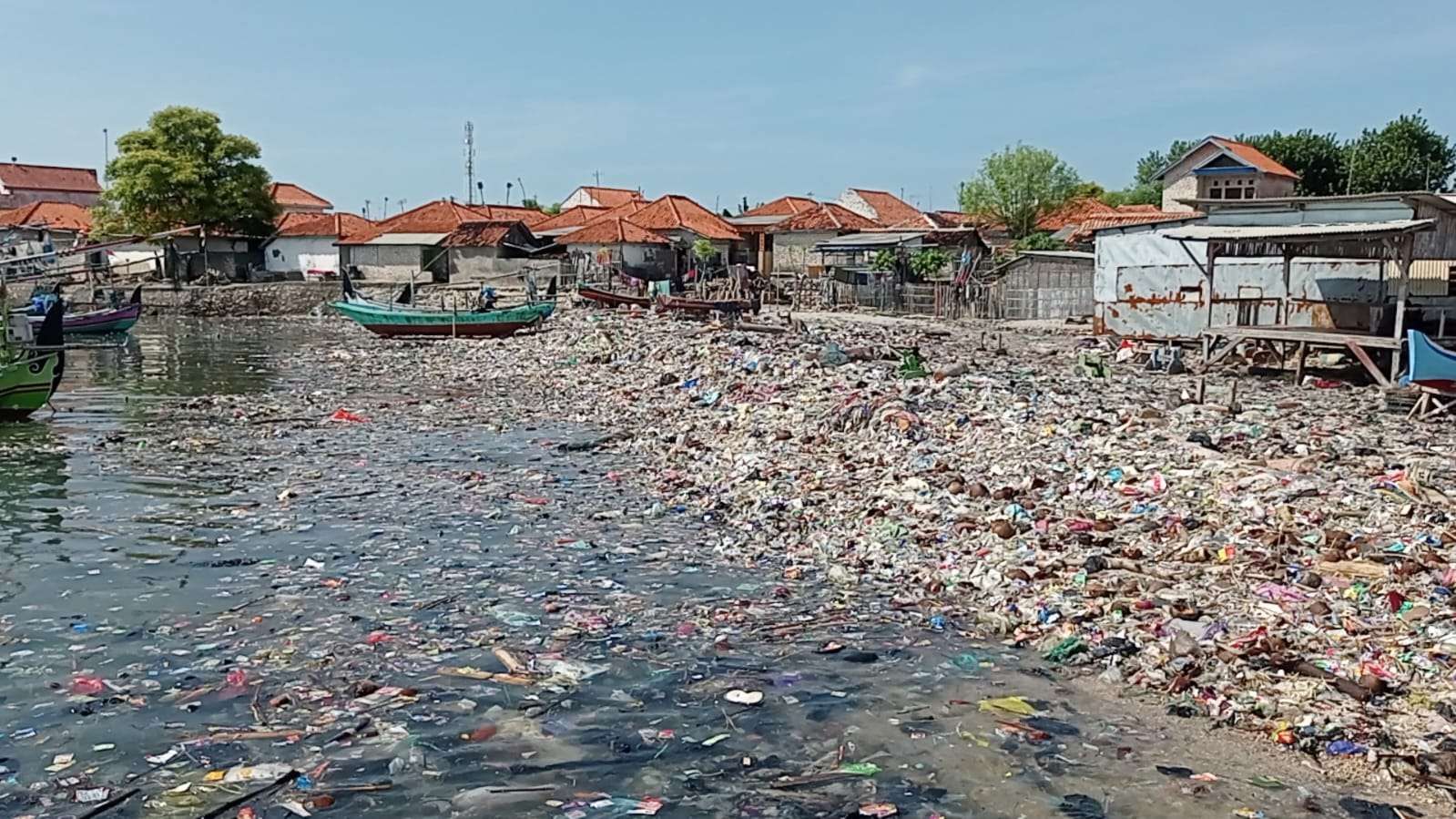 Tumpukan Sampah Di Pantai Pesisir Desa Mandangin, Sampang, Sabtu (08/6/2024). Foto: Umam/Rri