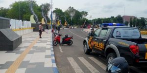 Anggota Polsek Sampang Saat Laksanakan Patroli Di Alun-Alun Trunojoyo Sampang ,Foto Tribatanews