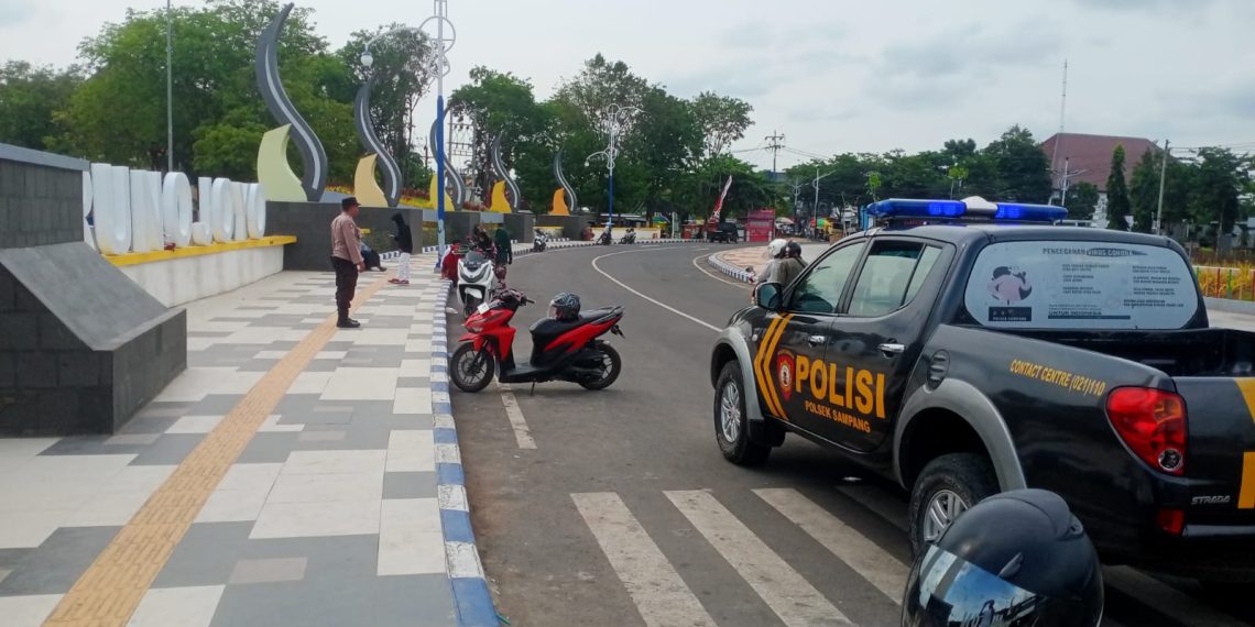 Antisipasi Curanmor: Polsek Sampang Giat Patroli di Alun-Alun Trunojoyo Sampang 1 Anggota Polsek Sampang Saat Laksanakan Patroli Di Alun-Alun Trunojoyo Sampang ,Foto Tribatanews