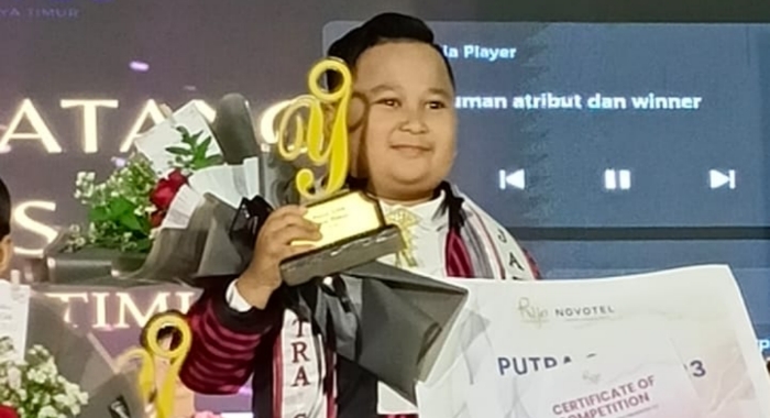 Mirza Mubarok: Siswa SD Karang Dalam 1 Sampang Meraih Juara Putra Putri Cilik Jawa Timur 2023 1 Mirza Mubarok, siswa kelas V Sekolah Dasar (SD) Karang Dalam 1, Kecamatan/Kabupaten Sampang, Madura saat menerima penghargaan juara pertama dalam ajang pemilihan Putra Putri Putri Cilik Jawa Timur 2023.