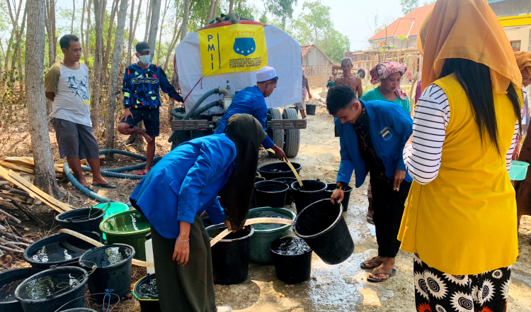 Kader PMII Komisariat Alghorizm Kabupaten Sampang Berikan Bantuan Air Bersih di Tengah Krisis 1 Kader PMII Komisariat Alghorizm Kabupeten Sampang distribusi air bersih. (Foto: Suara Indonesia)
