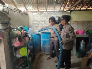 Polres Sampang Salurkan Air Bersih Di Desa Dulang Torjun
