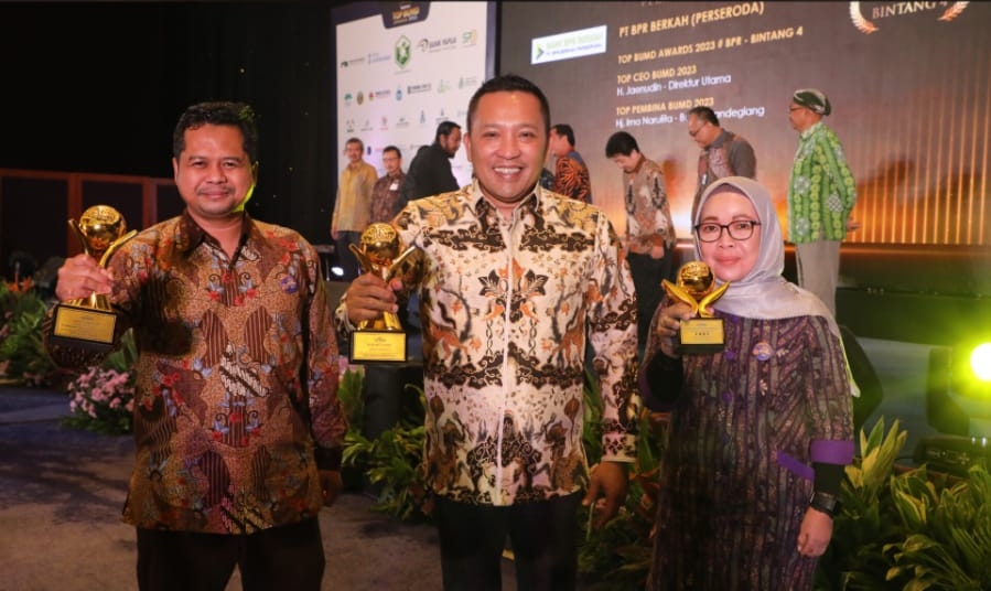 Top Pembina BUMD Awards 2023, Bupati Sampang Sukses Memimpin BUMD untuk Kemajuan Daerah 1 Bupati Sampang didampingi Dirut dan Komisaris Utama Bank Sampang.