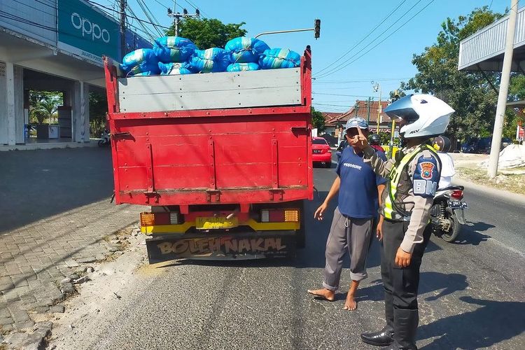 Air Garam di Jalan Raya: Ancaman Kecelakaan dan Manfaat yang Luar Biasa 1 Polisi di Sumenep saat memberikan Imbauan kepada sopir truk pengangkut garam, Selasa (26/9/2023). (Polres Sumenep ) Foto Kompascom