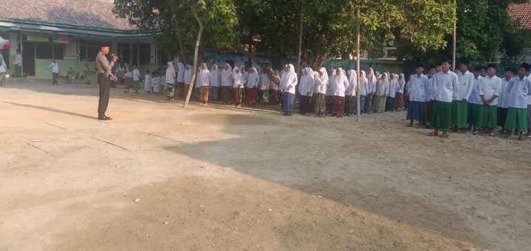 Kanit Bintibsos Polres Sampang Membahas Bullying dalam Hari Santri Nasional 2023 1 Kanit Bintibsos Polres Sampang Membahas Bullying dalam Hari Santri Nasional 2023