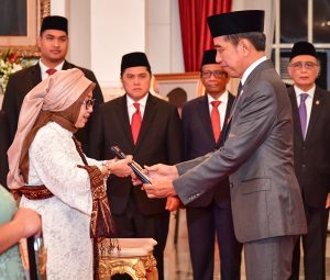 Ami Tabrani (Putri M. Tabrani) Menerima Penganugerahan Dari Presiden Jokowi