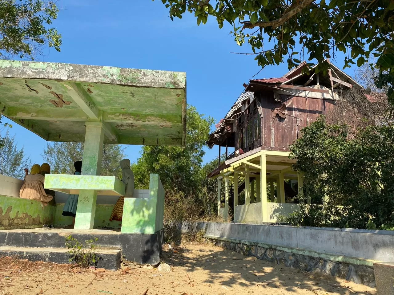 Wisata Nepa: Potensi Wisata yang Perlu Perhatian Serius 1 Musala di Wisata Hutan dan Pantai Nepa tidak ditempati karena kondisinya rusak, Foto : Radarmadura id