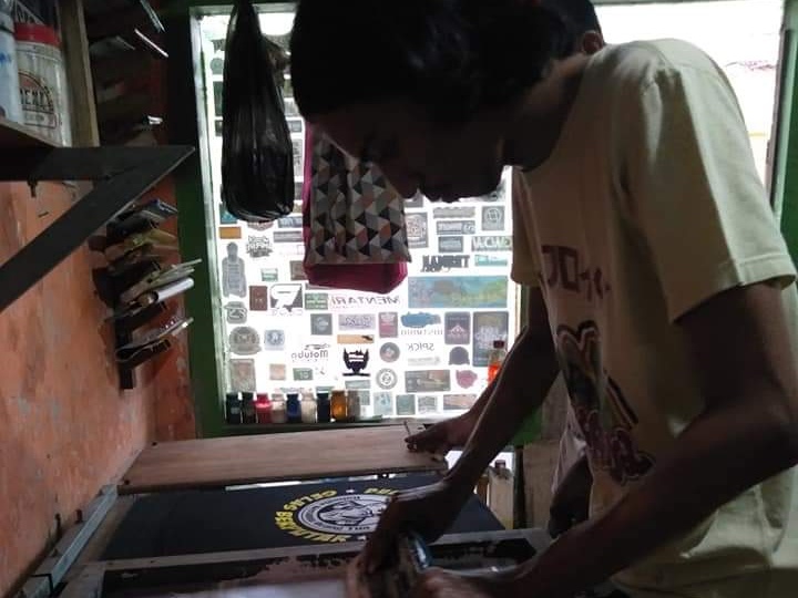 Sinbad Sablon: Solusi Terbaik untuk Sablon Kaos dan Produk Promosi di Madura 1 Para pekerja sinbad sablon saat mengerjakan pesanan pelanggan