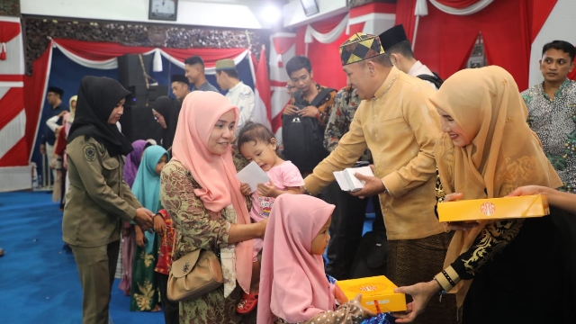 Program Bantuan untuk Anak Yatim Ditetapkan dalam APBD 2024 di Bawah Kepemimpinan Bupati Slamet Junaidi 1 Bupati Sampang H. Slamet Junaidi ditemani Ketua TP PKK Sampang Hj. Mimin Slamet Junaidi saat memberikan santunan kepada anak yatim. (Foto : Prokopim Pemkab)